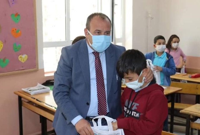 BAŞKANIMIZ ÖĞRENCİLERE KİTAP SETİ VE TÜRK BAYRAĞI HEDİYE ETTİ