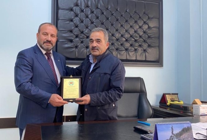 BAŞKANIMIZ SAYIN ÇETİN RIZA TANIŞ, SAYIN MUSTAFA SATILMAZ BEYE PLAKET TAKTİM ETTİ