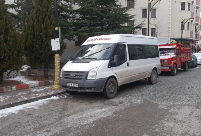 BELEDİYE HALKIMIZ GÜMÜŞHANE MERKEZDE SERVİSLERİMİZİN OLDUĞU BÖLGEYE KAPALI DURAK YAPILMASINI İSTİYOR